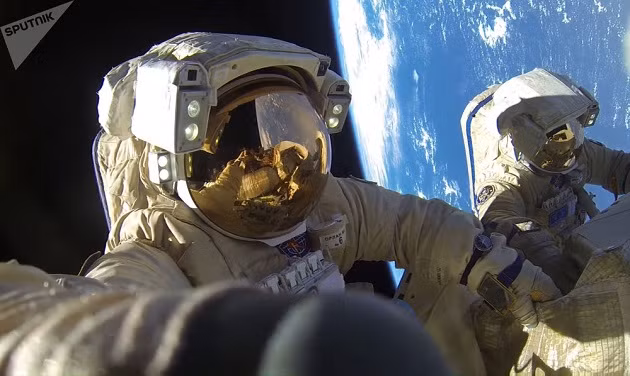 Nhà du hành vũ trụ Nga Anton Shkaplerov và Alexander Mishulin ngoài vũ trụ