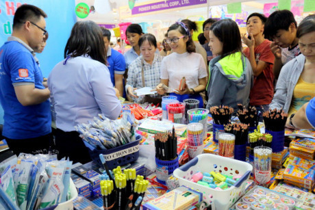 Tuyệt chiêu giúp phụ huynh chọn đồ dùng học tập vừa tốt, vừa rẻ cho con - Ảnh 2 Tuyet chieu giup phu huynh chon do dung hoc tap vua tot, vua re cho con - Anh 2