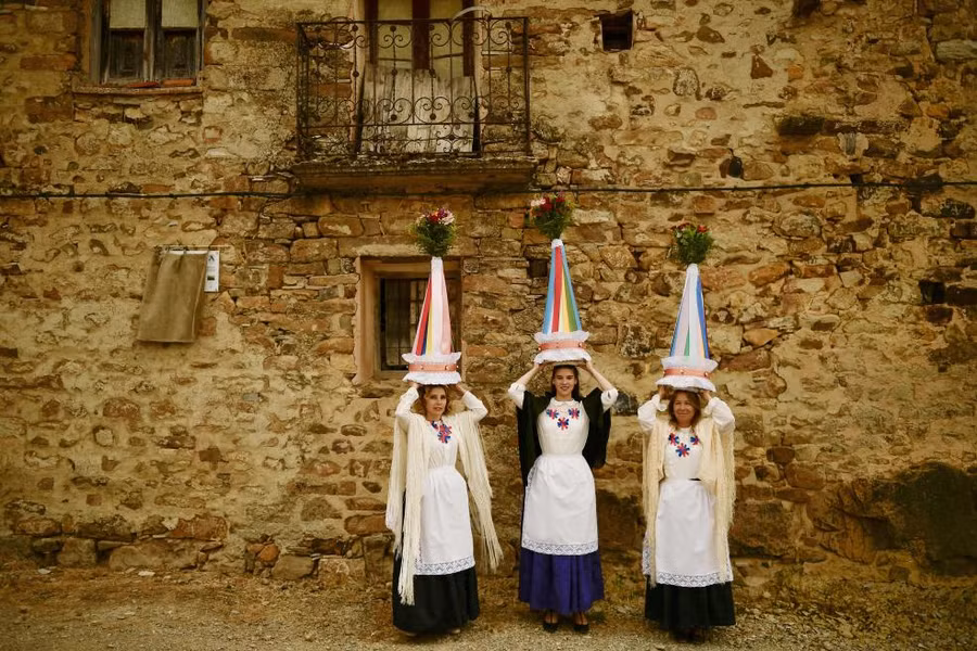 Ba phụ nữ được gọi là "Las Mondidas" đang chuẩn bị cho một nghi lễ tôn giáo để tưởng nhớ thánh Bartholomew tại ngôi làng nhỏ Sarnago, phía bắc Tây Ban Nha