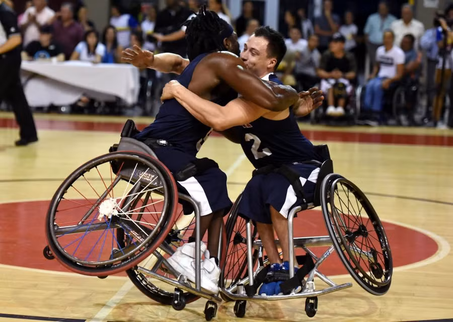 Đội Mỹ ăn mừng chiến thắng trước đội Canada trong giải đấu bóng rổ trên xe lăn Americas Cup 2017 diễn ra tại Colombia, Mỹ.