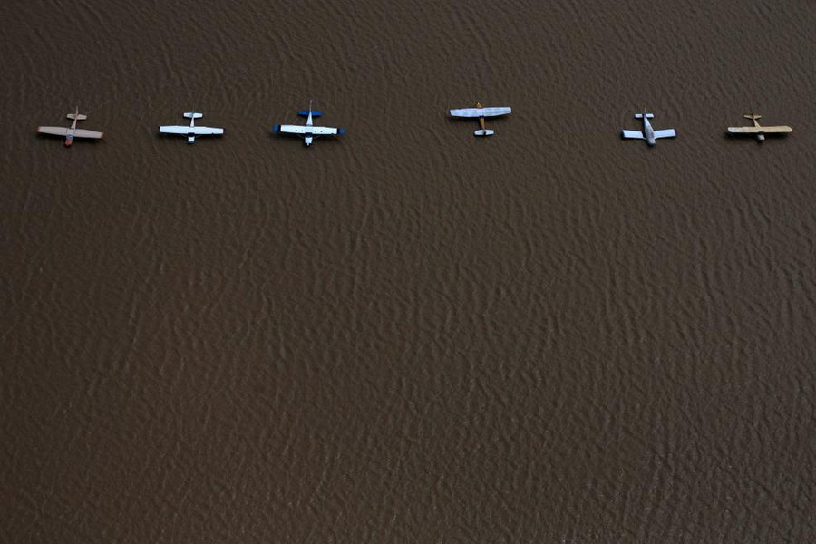 Những chiếc máy bay bị nước lụt bao vây ở sân bay West Houston, Texas, Mỹ Những chiếc máy bay bị nước lụt bao vây ở sân bay West Houston, Texas, Mỹ