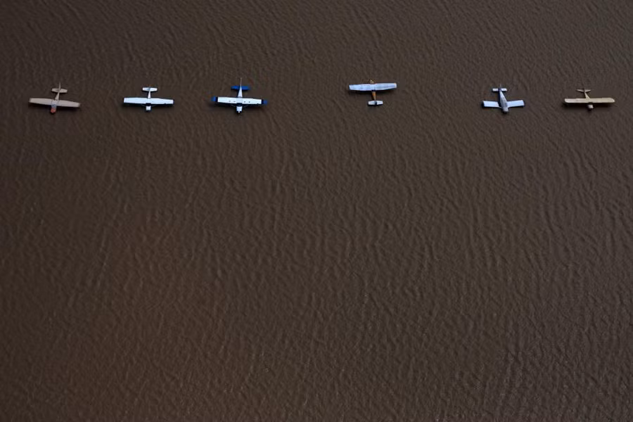 Những chiếc máy bay bị nước lụt bao vây ở sân bay West Houston, Texas, Mỹ