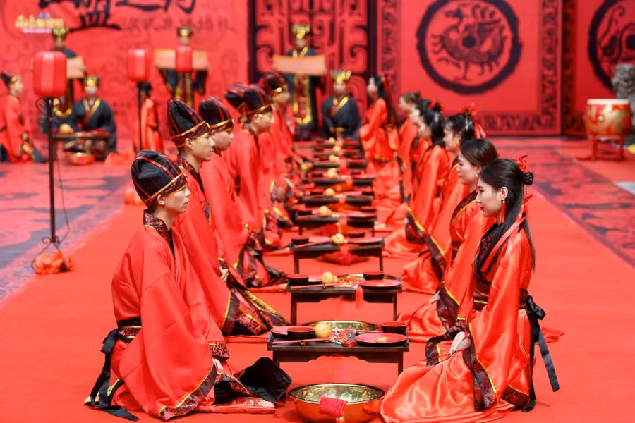 Những cặp đôi tham dự một lễ cưới tập thể theo phong cách nhà Hán trong lễ Qixi hay còn gọi là Valentine của Trung Quốc ở Hengyang, tỉnh Hồ Nam, Trung Quốc