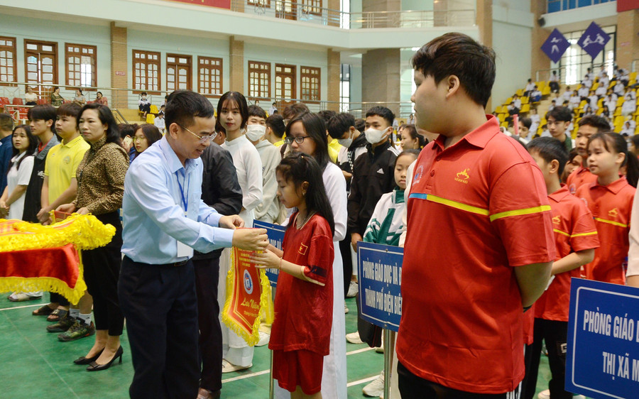 Ông Nguyễn Văn Đoạt, Giám đốc Sở GD&ĐT tỉnh Điện Biên trao cờ lưu niệm cho các đoàn VĐV. Ông Nguyễn Văn Đoạt, Giám đốc Sở GD&ĐT tỉnh Điện Biên trao cờ lưu niệm cho các đoàn VĐV.