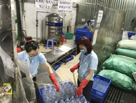 Hàng triệu mẹ nhầm lẫn khi sử dụng nước muối sinh lý - Ảnh 2 Hang trieu me nham lan khi su dung nuoc muoi sinh ly - Anh 2