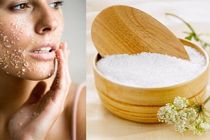 Một trong những công dụng trong việc làm đẹp của muối biển là giúp loại bỏ dầu thừa trên da 