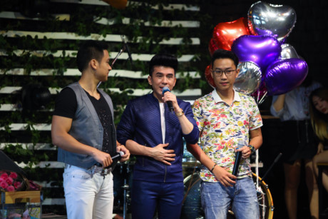 Hàng trăm fan vây kín Đan Trường trong buổi họp fan club tại Hà Nội - Ảnh 9 Hang tram fan vay kin Dan Truong trong buoi hop fan club tai Ha Noi - Anh 9
