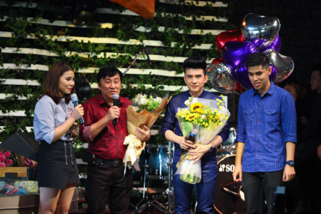 Hàng trăm fan vây kín Đan Trường trong buổi họp fan club tại Hà Nội - Ảnh 8 Hang tram fan vay kin Dan Truong trong buoi hop fan club tai Ha Noi - Anh 8