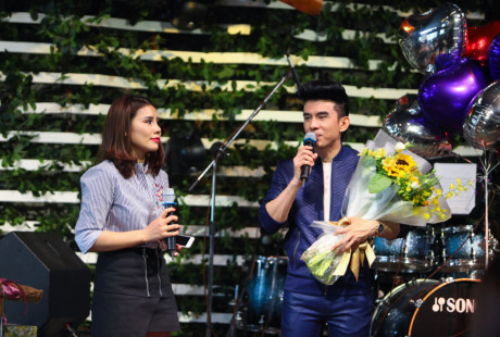 Hàng trăm fan vây kín Đan Trường trong buổi họp fan club tại Hà Nội - Ảnh 7 Hang tram fan vay kin Dan Truong trong buoi hop fan club tai Ha Noi - Anh 7