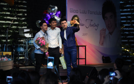 Hàng trăm fan vây kín Đan Trường trong buổi họp fan club tại Hà Nội - Ảnh 11 Hang tram fan vay kin Dan Truong trong buoi hop fan club tai Ha Noi - Anh 11