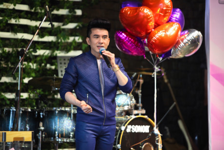 Hàng trăm fan vây kín Đan Trường trong buổi họp fan club tại Hà Nội - Ảnh 3 Hang tram fan vay kin Dan Truong trong buoi hop fan club tai Ha Noi - Anh 3