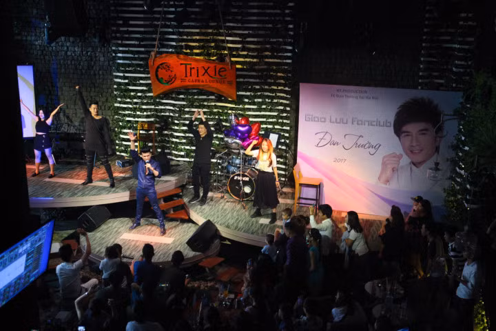 Hàng trăm fan vây kín Đan Trường trong buổi họp fan club tại Hà Nội