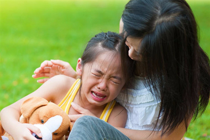 Con bị rôm sảy đầu hè, mẹ chỉ cần chà thứ này lên người là khỏi ngay