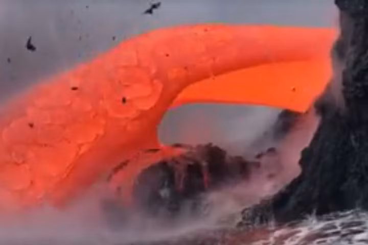 "Vòi nham thạch" cuồn cuộn phun xuống đại dương