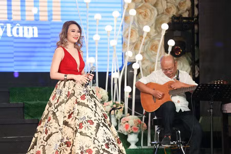 My Tam hanh phuc tang qua cho fan 75 tuoi - Anh 9