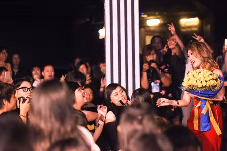 My Tam hanh phuc tang qua cho fan 75 tuoi - Anh 1