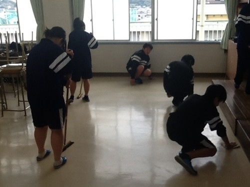 Học sinh Nhật Bản thường ở lại lớp dọn vệ sinh sau giờ học. Ảnh: Inside Classrooms.