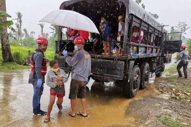 Người dân sơ tán tránh bão Người dân sơ tán tránh bão