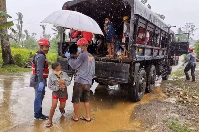 Người dân sơ tán tránh bão