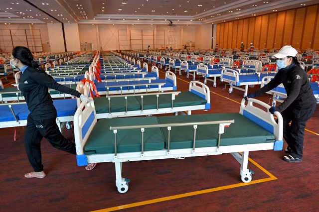Campuchia lắp giường bệnh ở nơi thường tổ chức tiệc cưới để điều trị bệnh nhân Covid-19.