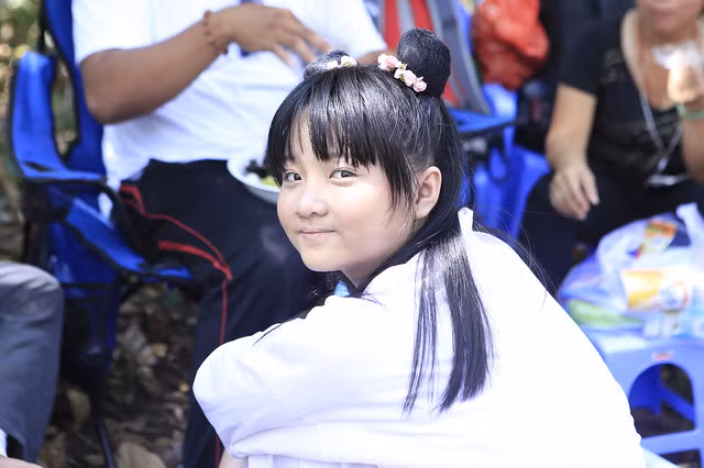  Gương mặt trong trẻo, vui vẻ của diễn viên nhí Lâm Thanh Mỹ tại phim trường Hoa thiên cốt, phiên bản Việt. 