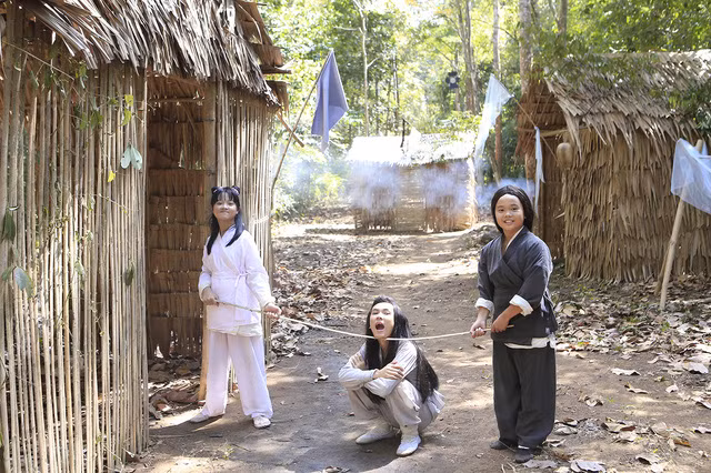  Các diễn viên tỏ ra nghịch ngợm và hào hứng trong hậu trường phim. Lâm Thanh Mỹ sinh ra trong một gia đình không có truyền thống về nghệ thuật nhưng nhờ gương mặt ưa nhìn cùng tố chất diễn xuất bộc lộ từ nhỏ, cô bé sớm ghi dấu ấn với nhiều vai trò khác nhau. 