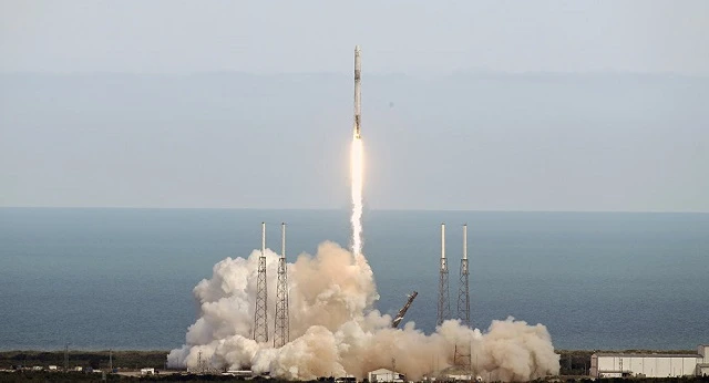 Một tên lửa Rocket Falcon 9 rời bệ phóng 