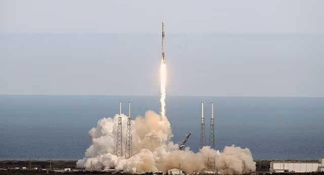 Một tên lửa Rocket Falcon 9 rời bệ phóng 