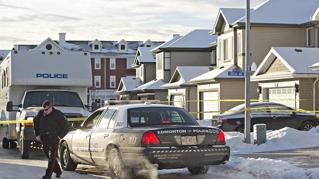 Cảnh sát điều tra hiện trường vụ thảm sát tại Edmonton, Alberta.