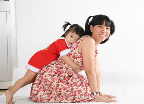 Chị Nguyễn Thị Diệu vui đùa cùng con gái cưng. anhsoonline