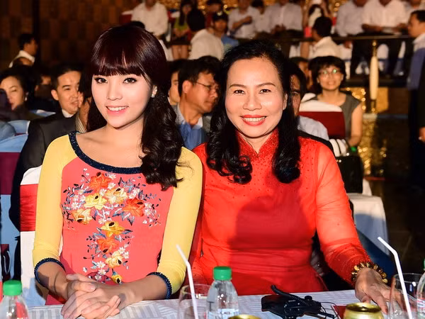 Hoa Hậu Kỳ Duyên cùng dàn Idol trẻ trung dự sự kiện