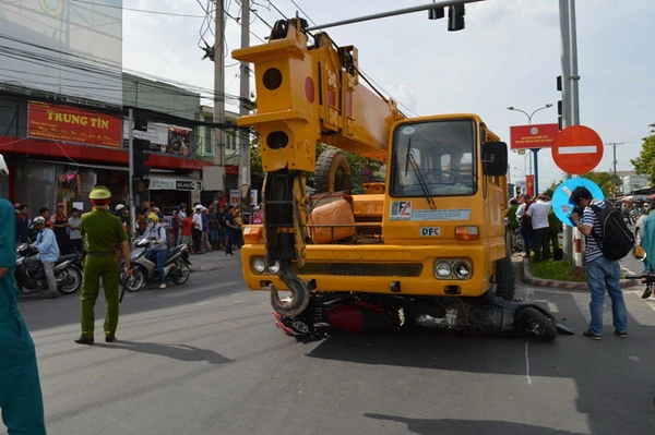 Xe cẩu ủi hàng loạt xe máy đang chờ đèn đỏ 