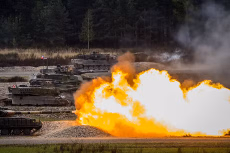 Nga tha xe tang tu tren troi xuong dat luyen ban nhau - Anh 2