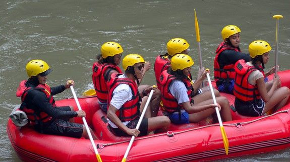 Cùng chèo xuồng trên sông