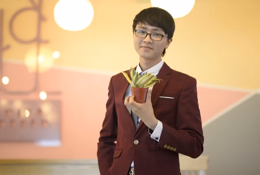 Nguyễn Trung Đức sinh năm 1997, sinh viên khoa Lưu trữ học và Quản trị văn phòng. 9X có sở thích ca hát, đi du lịch và xem những bộ phim kinh điển.