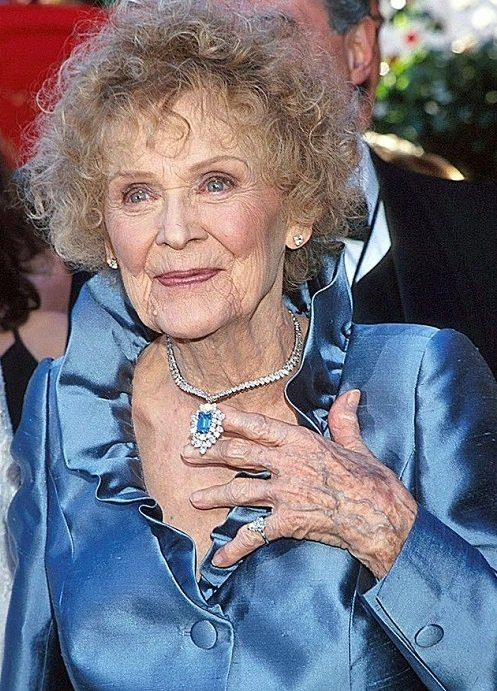 Sốc với phụ kiện trăm tỉ của minh tinh diện lên thảm đỏ hình ảnh 2 soc voi phu kien tram ti cua minh tinh dien len tham do hinh anh 2