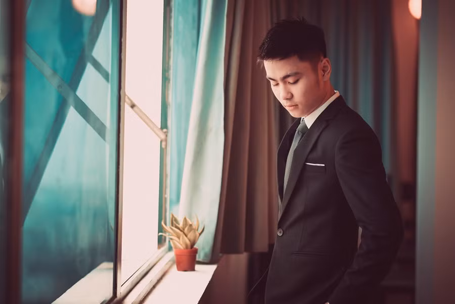 Lê Quốc Thông (19 tuổi) là sinh viên K60, khoa Việt Nam học. Trong cuộc sống hàng ngày, chàng trai đam mê đá bóng và nhiều môn thể thao để rèn luyện sức khỏe.