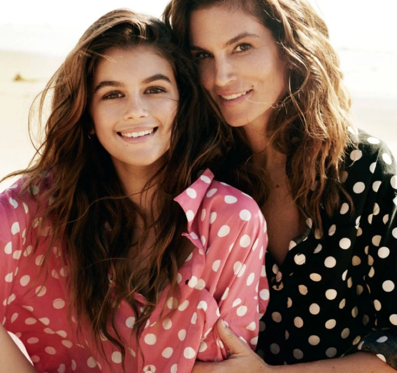 Dáng vóc hoàn hảo của Cindy Crawford và con gái cưng