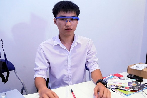 Nguyễn Huỳnh Nhật Thương đang thử nhiệm kính thông minh. Ảnh: nhân vật cung cấp.