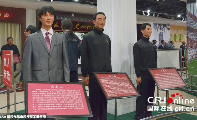 Fan ngỡ ngàng với tượng sáp nông dân của Chương Tử Di