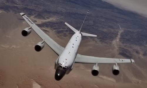 tiem-kich-nga-bi-to-nhao-lon-tren-dau-may-bay-trinh-sat-my-1