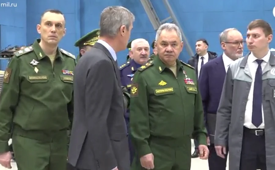 Bộ trưởng Quốc phòng Nga Sergei Shoigu và các quan chức.