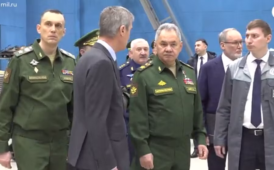 Bộ trưởng Quốc phòng Nga Sergei Shoigu và các quan chức.