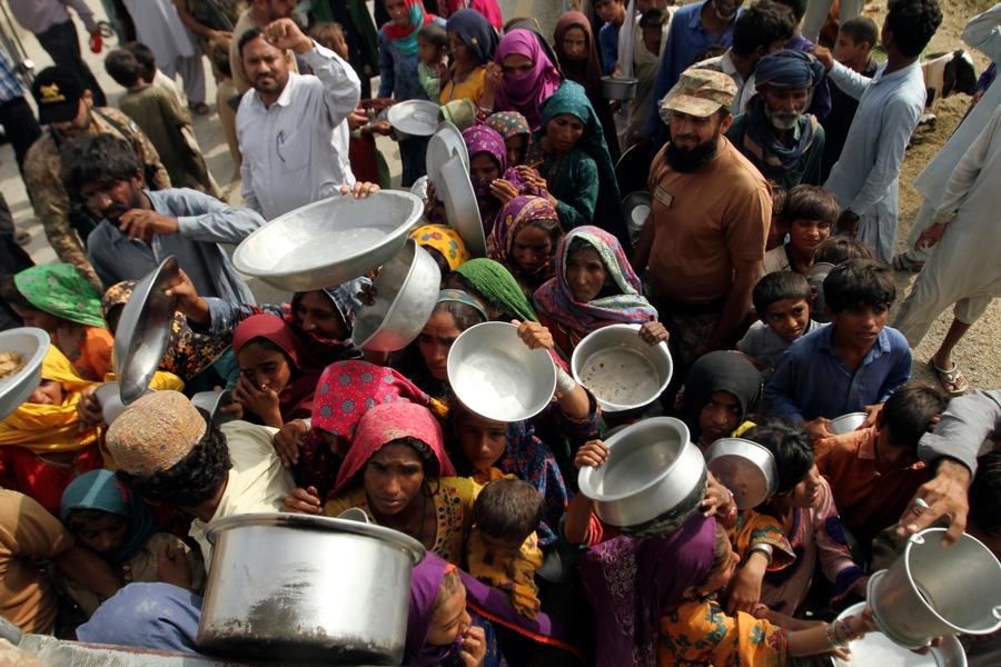 Người dân chờ nhận đồ cứu trợ