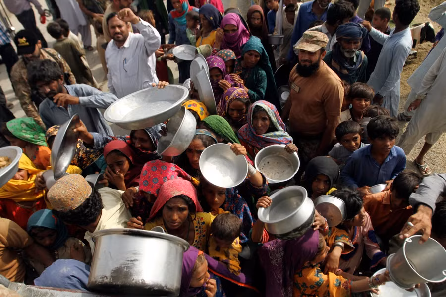 Người dân chờ nhận đồ cứu trợ