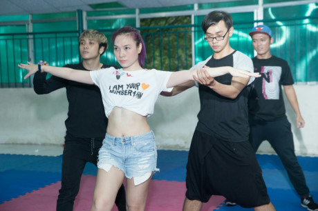 Mỹ Tâm vén áo cao, khoe eo trên sàn tập - Ảnh 4 My Tam ven ao cao, khoe eo tren san tap - Anh 4