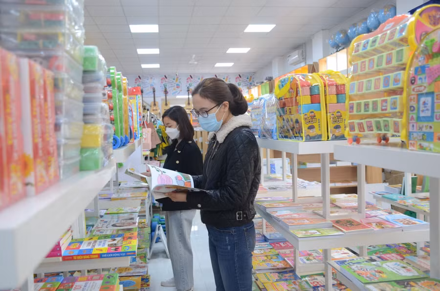 Người dân mua sách tại Siêu thị sách Đức Thành.
