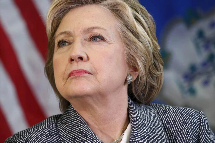 Bà Hillary Clinton phải "hầu tòa" bằng văn bản về bê bối email