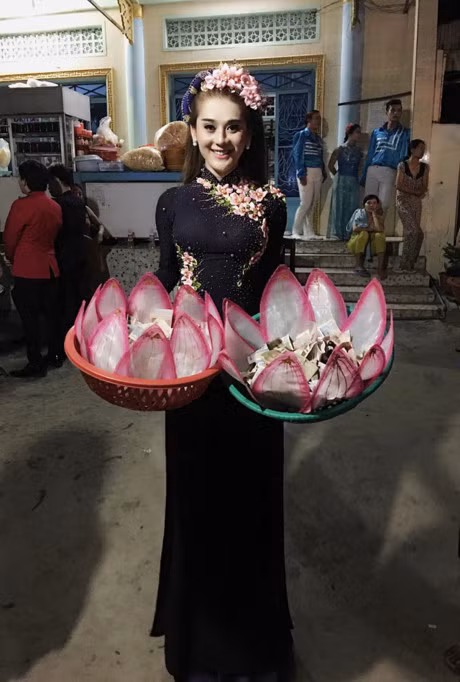 Lam Khanh Chi, Pham Van Mach sang Campuchia hat tang kieu bao - Anh 13