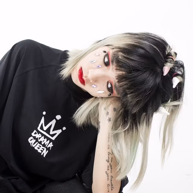 Bà mẹ 1 con “xấu lạ” với phong cách old school ảnh 1